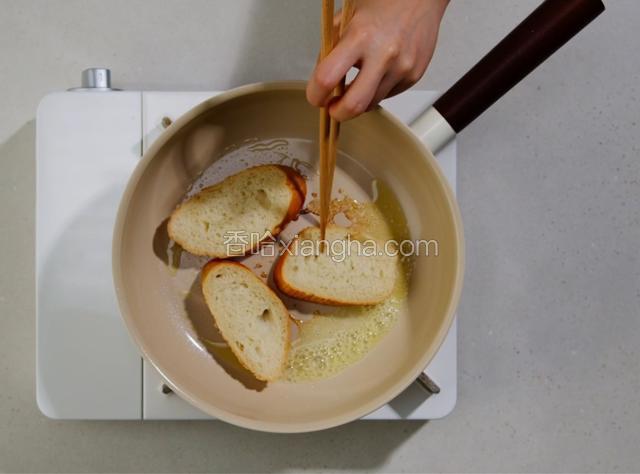 将面包加热至微焦酥脆。