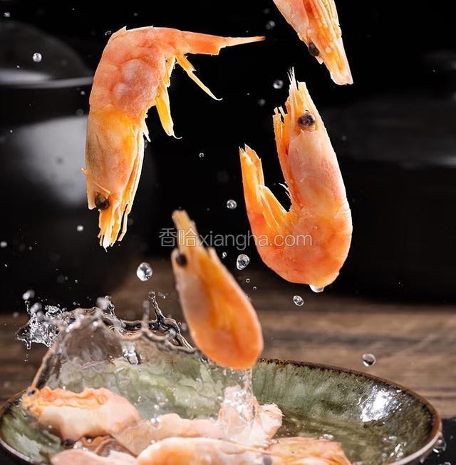 纯野生的加拿大北极虾生虾，它捕自冰冷纯净的北大西洋和北冰洋深海，捕捞出水的鲜活北极虾，在大型渔船上直接分级、冷冻、装箱，没有煮熟环节，这些生虾是“块冻”的 解冻后就可以烹饪，也可以解冻做刺身生吃，北极虾生虾更适合中国人的烹饪习惯，可以用各种做虾的方法来烹饪北极虾生虾，比如白灼、油焖、盐焗、水煮、烧烤、火锅，怎么方便怎么来。