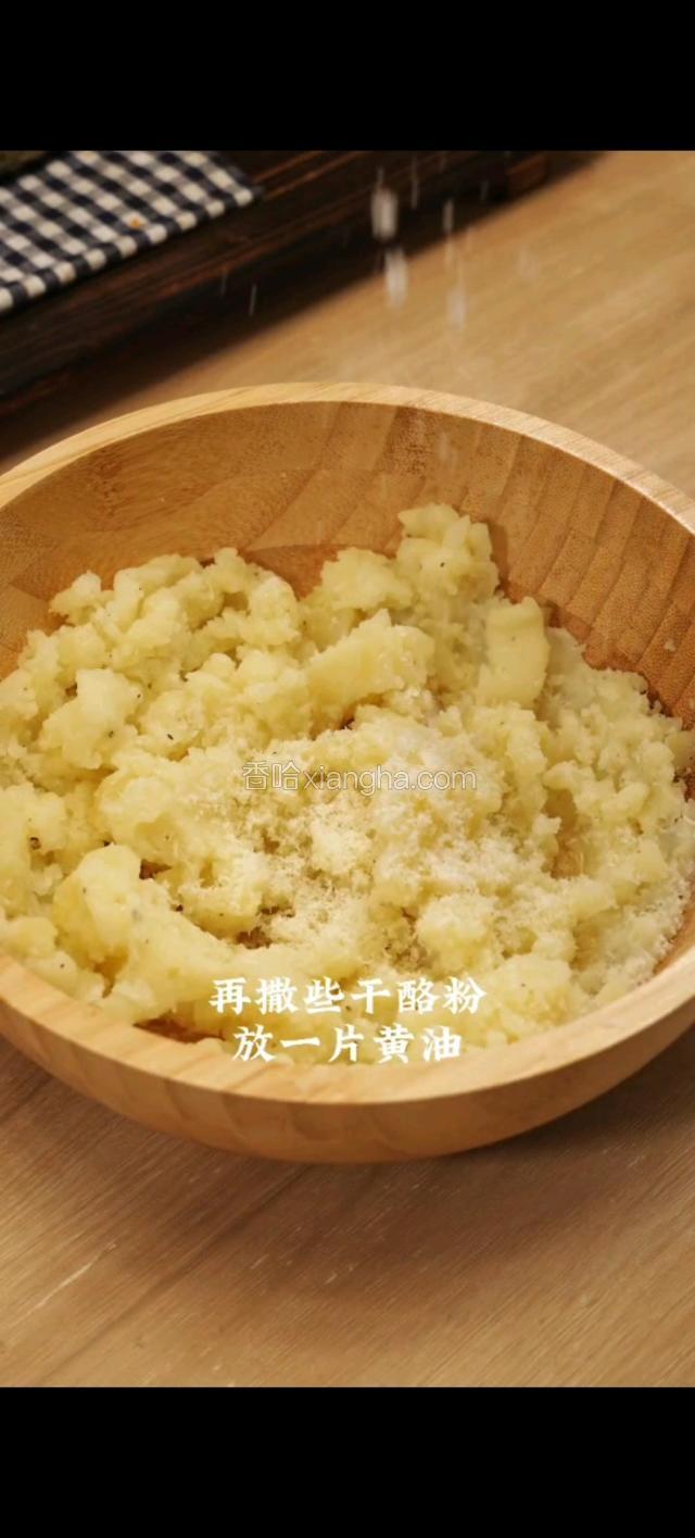 再撒些干酪粉，放上一片黄油。热牛奶分多次加入，不停搅拌。