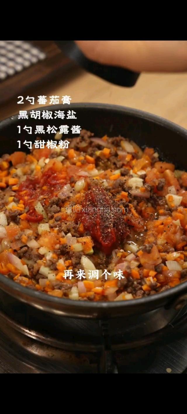 再来调个味：两勺番茄酱，黑胡椒海盐，一勺黑松肉酱，一勺甜椒粉。翻炒均匀。