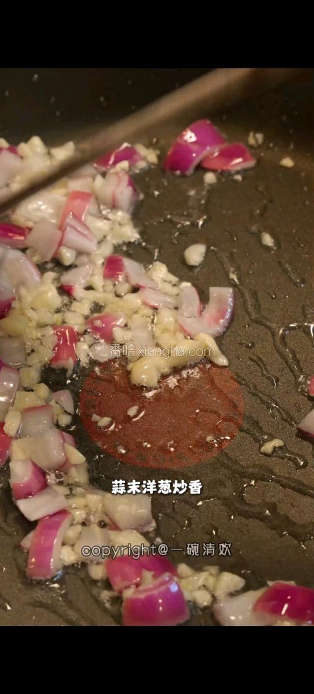 蒜末洋葱炒香。放入豌豆玉米粒炒断生。牛肉末炒变色。
