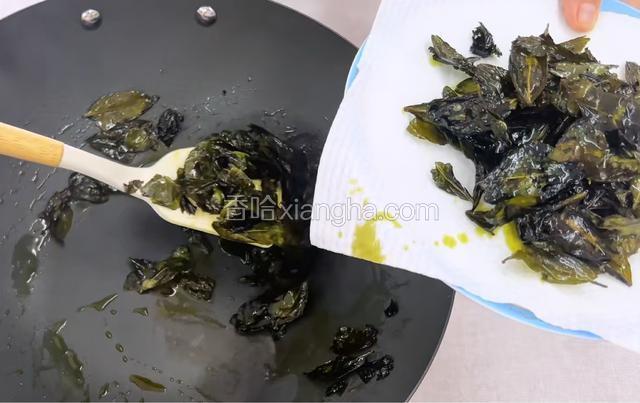 捞出过滤油。