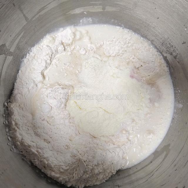 除黄油和酵母外，所有食材都放入厨师机