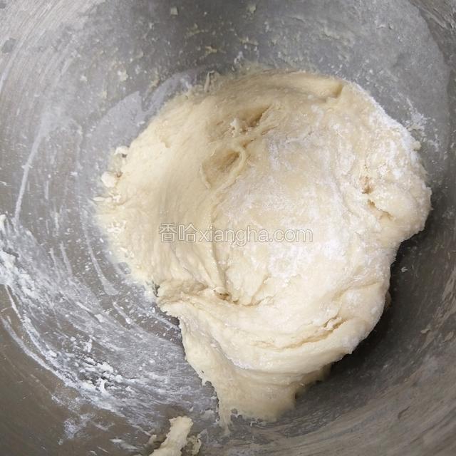 搅打成团，无干粉即可，盖保鲜膜放冰箱冷藏1个小时