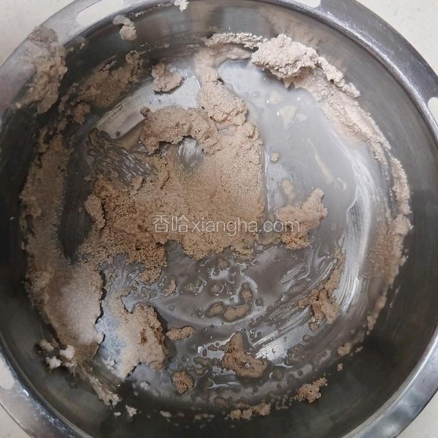 酵母放少许水融化