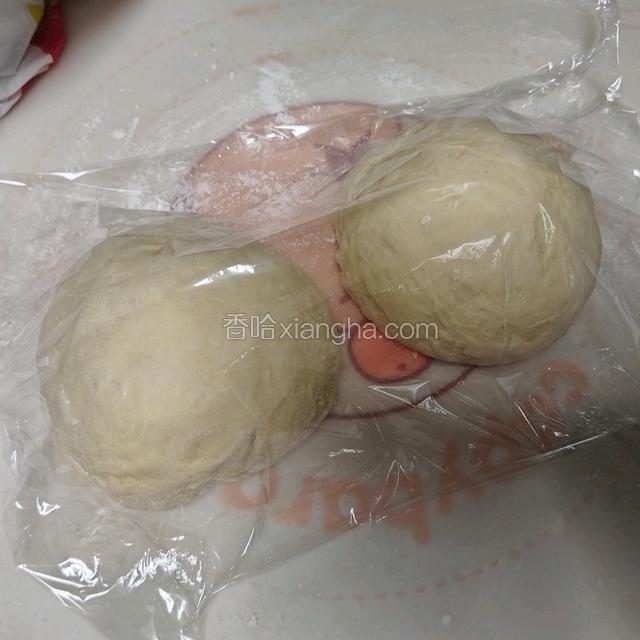 面团分成2等份盖保鲜膜松弛20分钟