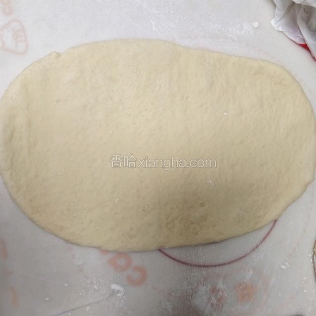 松弛好的面团擀开，宽度根吐司盒的长度差不多就行