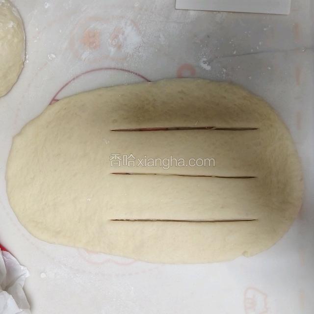 用刮刀在面团中下部划开，不要划断，如下图