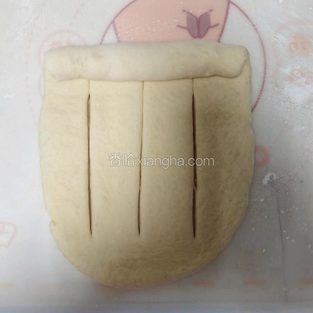 面团从一端卷起