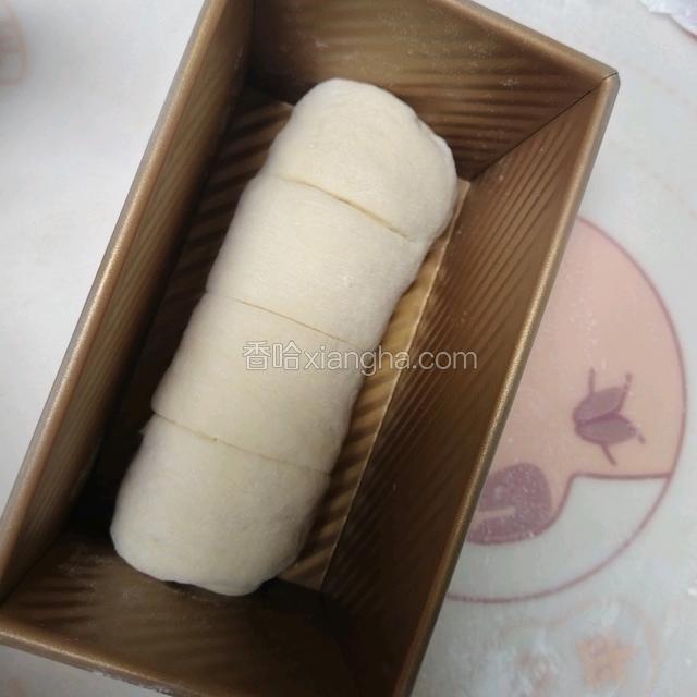 整形好的面团放入吐司盒，二次发酵
