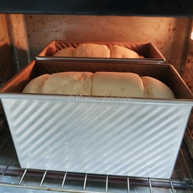 预热烤箱上下管180°，吐司盒入炉时，上管调成170°