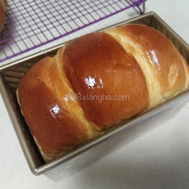 出炉后先震模，然后刷蜂蜜水（蜂蜜和水1:1配）