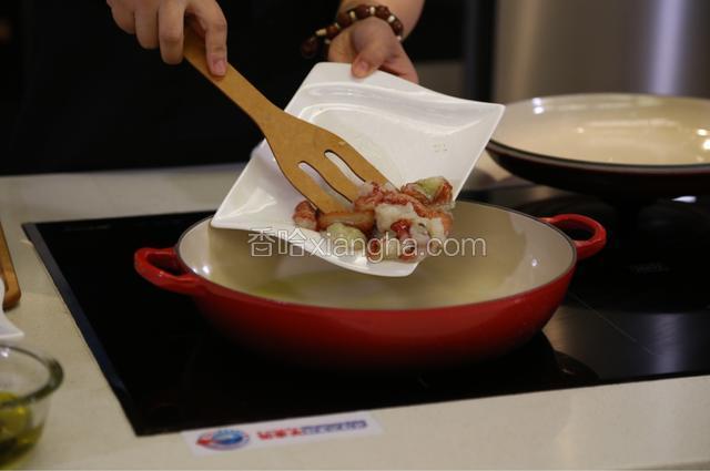 龙虾块用少许盐、白胡椒粉腌5分，锅内油热后，先将龙虾块炒至半熟，取出备用。