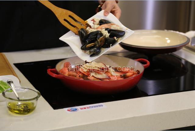 北极虾、北极贝、贻贝、龙虾肉、糖，翻炒至入味。