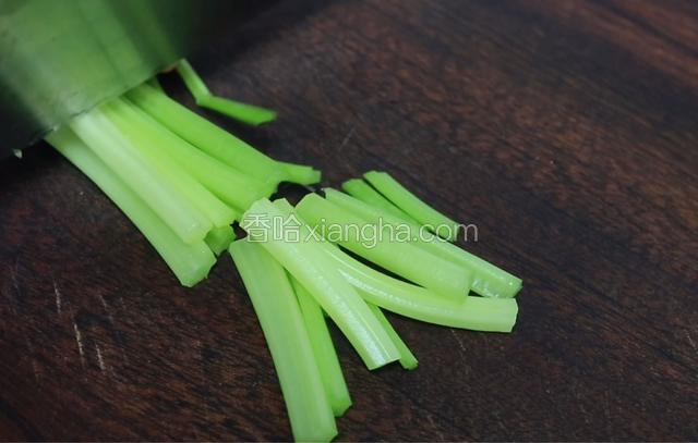 芹菜切段、土豆去皮切条、洋葱切丝。