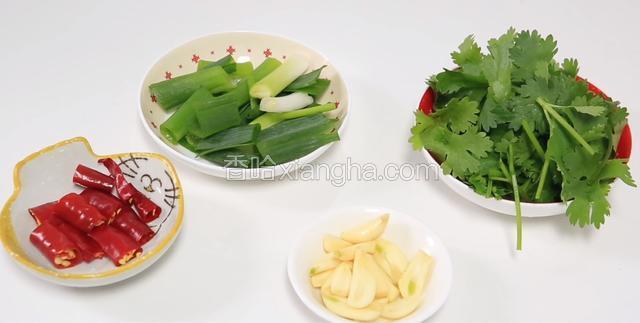 蒜切片、干辣椒、葱、香菜切段。