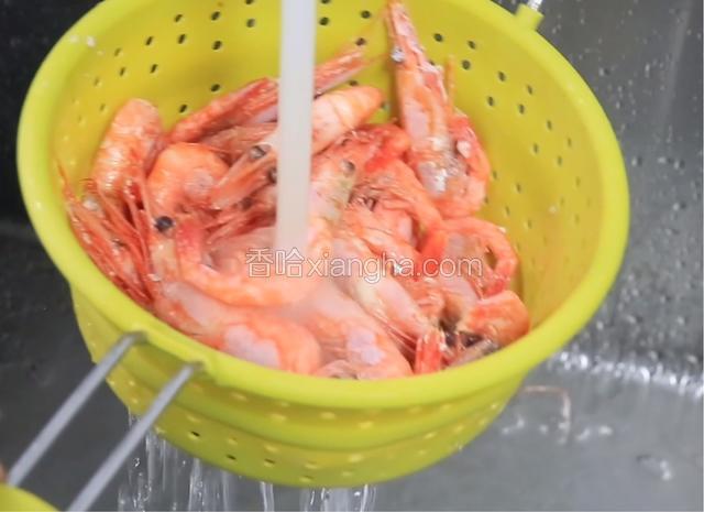 水开放入北极虾生虾，焯烫变色捞出。