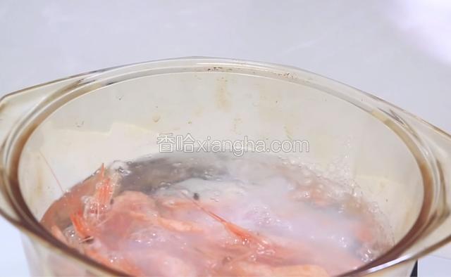 捞出后洗去浮沫。
