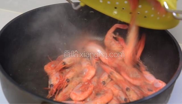 油热倒入北极虾生虾煎炸。