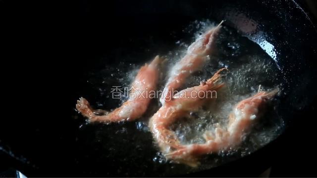 油热后下锅炸，翻面再炸，至两面金黄。
