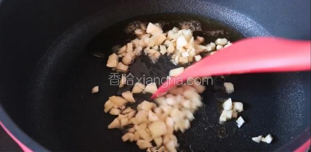 锅中油热后蒜末炸香捞出备用。