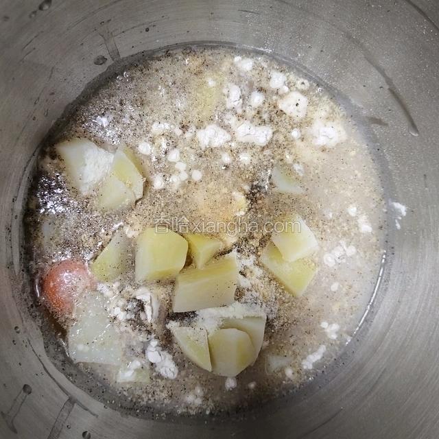 除黄油外，把所有食材放入厨师机，1档搅匀，4档打7分钟左右出粗膜