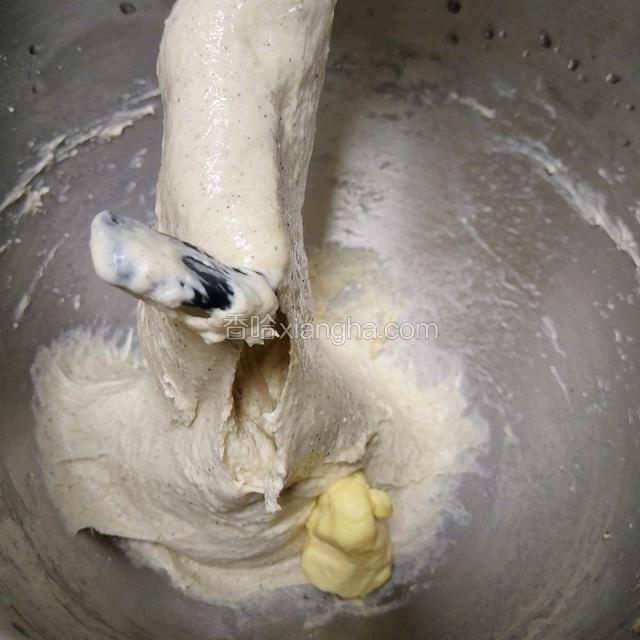 出粗膜后放入黄油，2档搅匀，4档打7分钟左右出手套膜