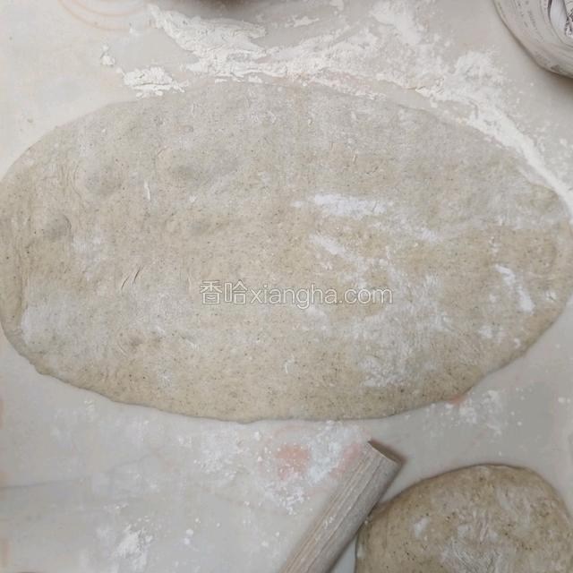 醒好的面团擀开