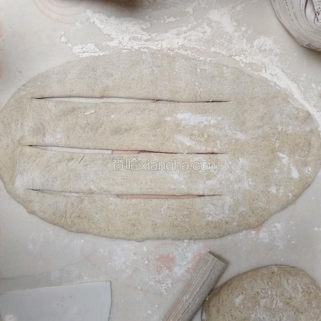 从靠中下部的地方划几刀，但不要划断