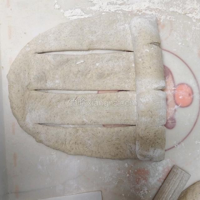 从一侧卷起