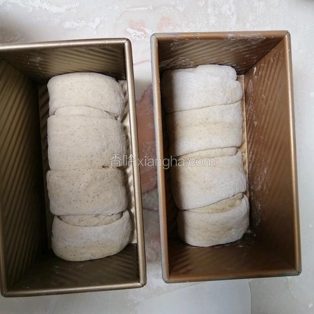整形后的面团放入吐司盒，发酵至9分满