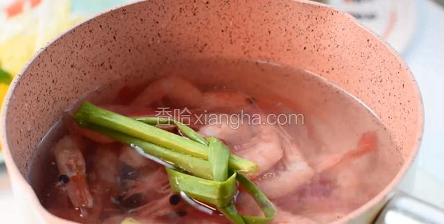 北极虾倒入锅中加葱姜料酒。