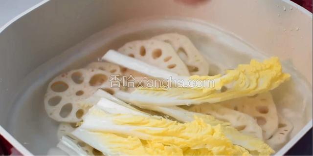 蔬菜也焯烫一下。