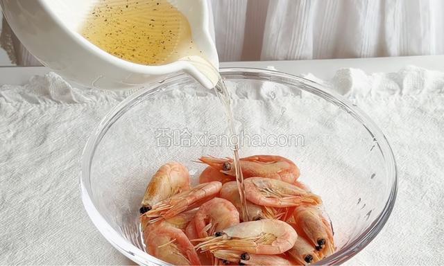 一半料汁倒入北极虾放冰箱腌渍。
