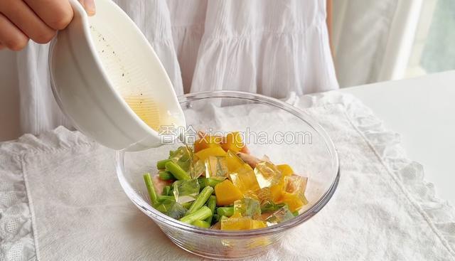 取出腌制好的加拿大北极虾放芦笋段和黄桃丁、放入酒冻、浇入剩下的料汁搅拌均匀。