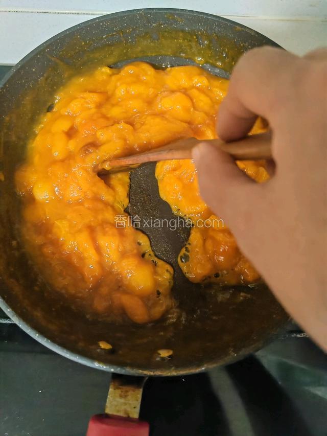 炒至浓稠即可。用铲子推能看见锅底，然后慢慢聚拢就行了。整个翻炒过程35—45分钟。