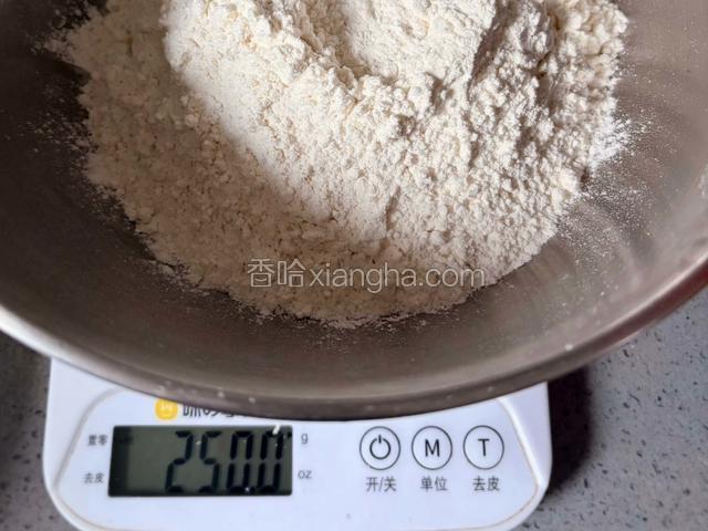 盆中放入除黄油、盐、酵母外所有材料，搅匀