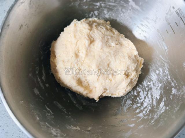 刮刀翻拌至无干粉粗糙面团，盖保鲜膜室温静置35–40分钟。
静置后面筋自动成型，不用费力揉面了。