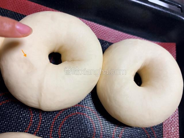 接下来排气—分割—松弛，均分8份，滚圆，松弛15分钟，松弛要够哦，整形才不会开裂、面包超级软。
二发
同样发酵模式32℃
发酵40–45分钟，发到胖乎乎、手指轻按缓慢回弹。