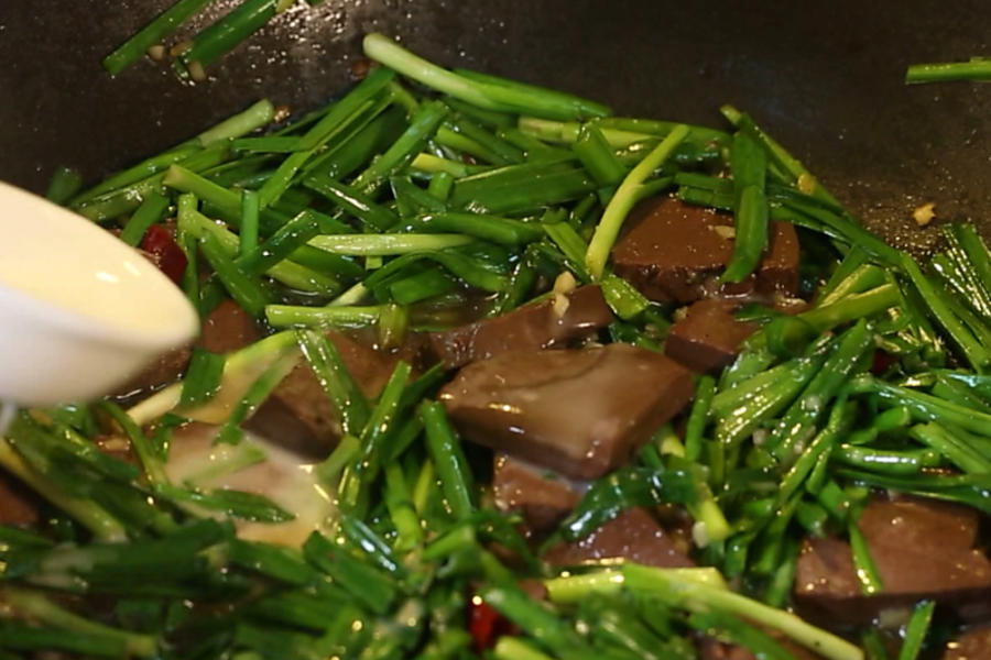 韭菜炒鸭血