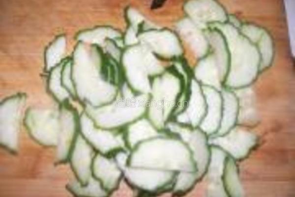 黄瓜木耳炒肉的做法图解3