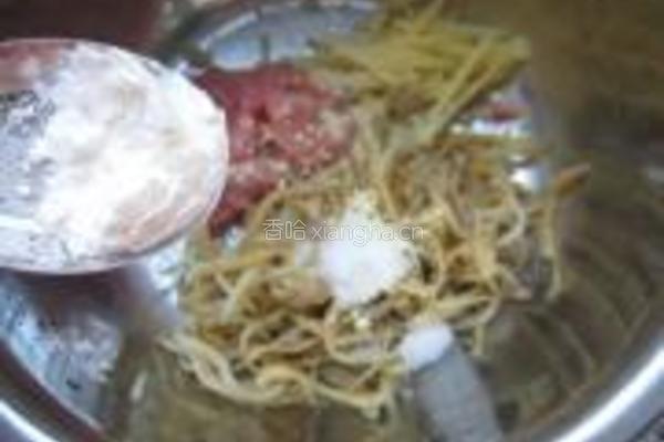 银鱼肉丝蒸藕片的做法图解2