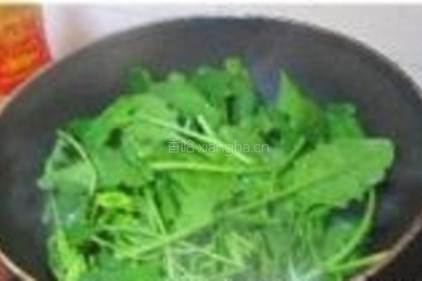 上汤皮蛋菠菜的做法图解2