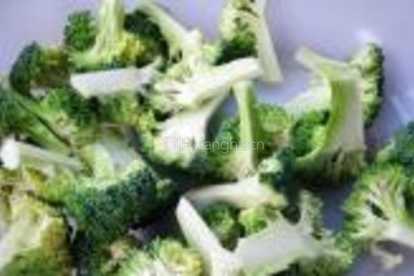 西兰花炒鱿鱼的做法图解1