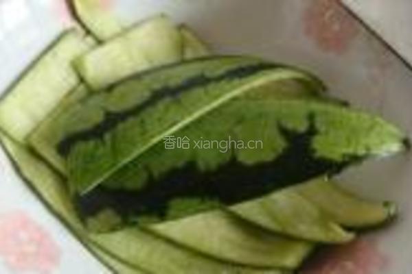 西瓜皮炒毛豆的做法图解1