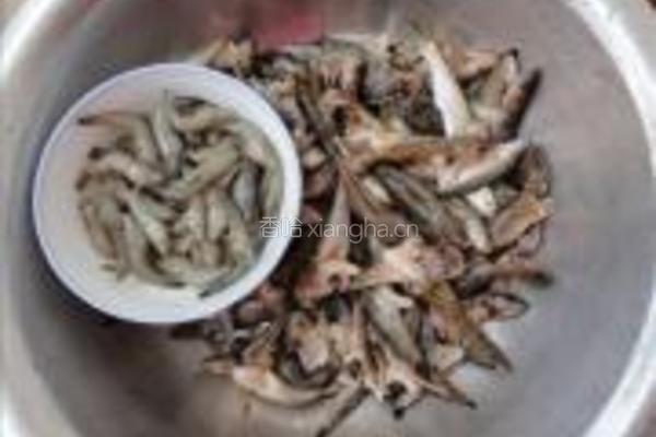 小鱼虾贴饼的做法图解1