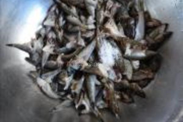 小鱼虾贴饼的做法图解2