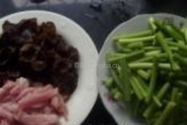 黑木耳炒蒜苗的做法图解1