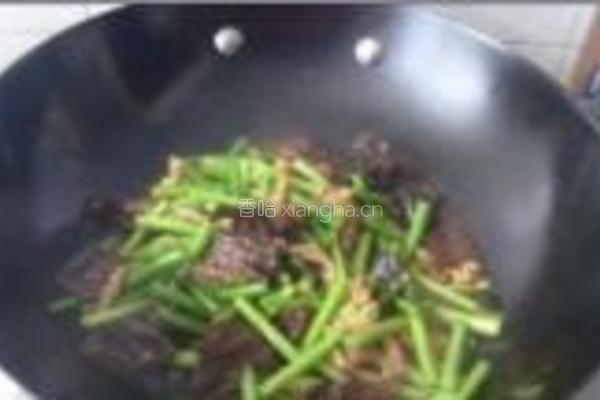 黑木耳炒蒜苗的做法图解5