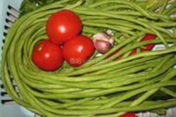 蒜香番茄浇豇豆的做法图解1